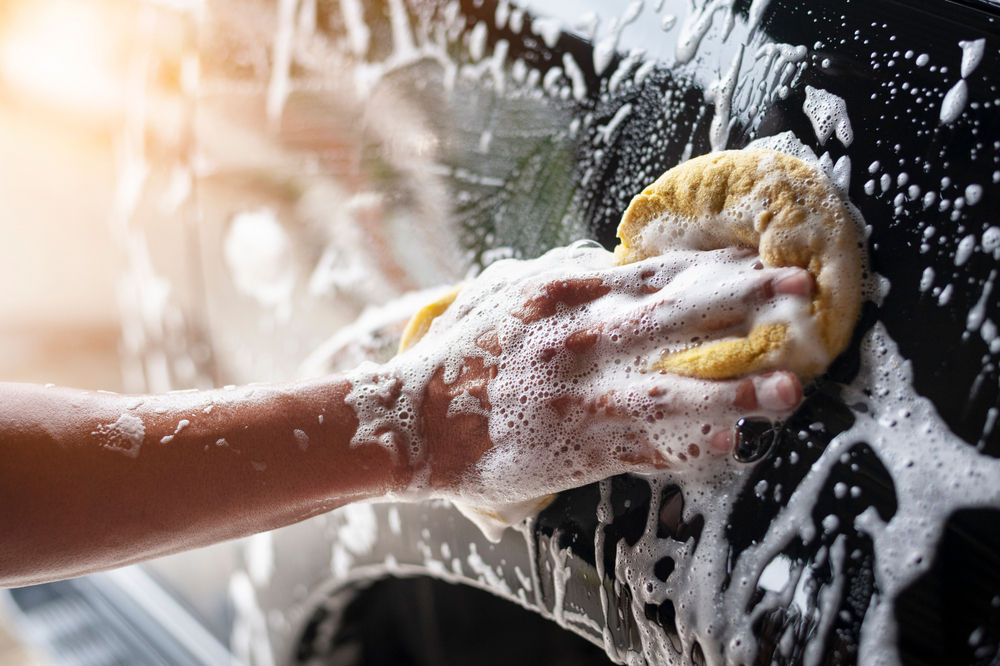 Como lavar o carro em casa como um profissional?
